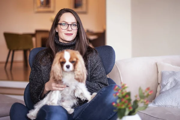 Shot Krásné Mladé Ženy Relaxaci Svým Roztomilým Štěňátkem Doma — Stock fotografie