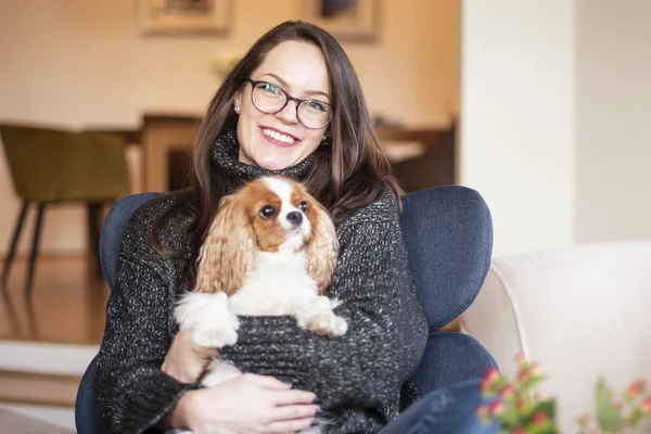 Shot Encantadora Mujer Joven Relajándose Con Lindo Cachorro Casa — Foto de Stock