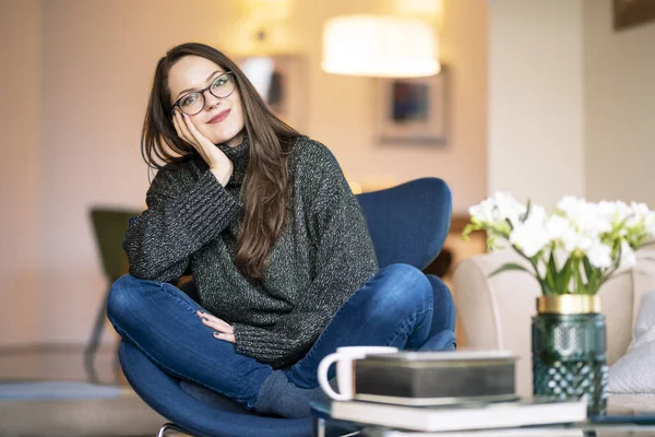 Portrét Záběr Usmívající Krásné Brunetky Mladá Žena Relaxující Židli Obývacím — Stock fotografie