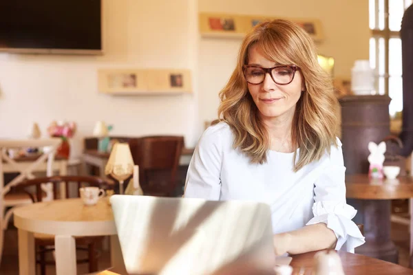 Prise Vue Une Femme Âge Moyen Assise Bureau Travaillant Sur — Photo