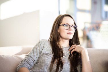 Kanepede oturan genç kadın. 