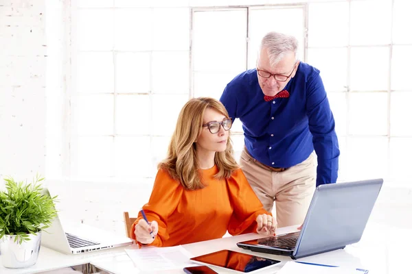 Teamwork in the office — Stock Photo, Image