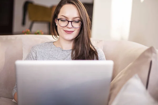 Primo Piano Una Donna Sorridente Che Usa Computer Portatile Mentre — Foto Stock