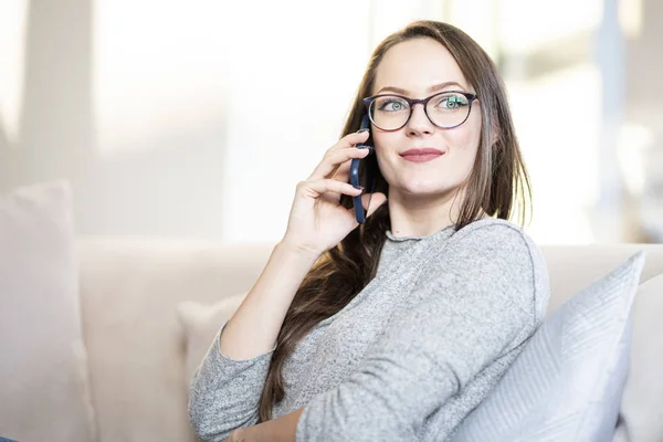 Foto Retrato Uma Jovem Sorridente Conversando Com Alguém Seu Telefone — Fotografia de Stock