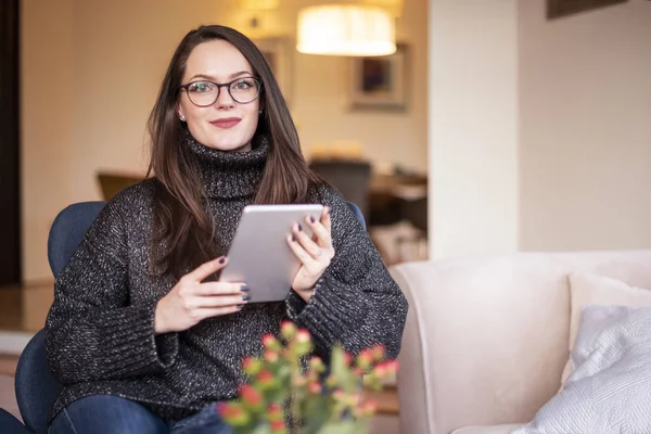 Colpo Donna Sorridente Che Naviga Rete Sul Tablet Digitale Mentre — Foto Stock