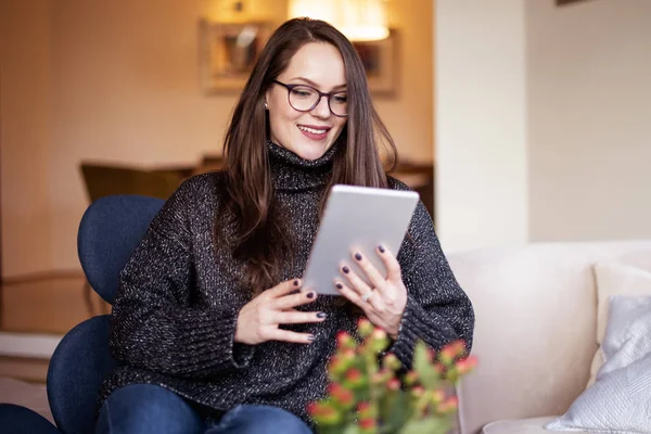 Skott Leende Kvinna Surfa Nätet Digital Tablett Samtidigt Koppla Fåtöljen — Stockfoto