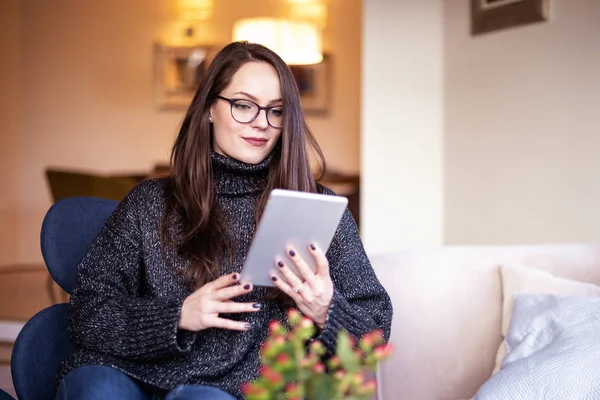 Skott Leende Kvinna Surfa Nätet Digital Tablett Samtidigt Koppla Fåtöljen — Stockfoto