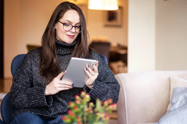 Snímek Usměvavé Ženy Surfování Internetu Digitálním Tabletu Při Relaxaci Křesle — Stock fotografie