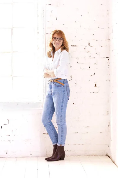 Tiro Longitud Completa Atractiva Mujer Mediana Edad Con Camisa Blanca — Foto de Stock