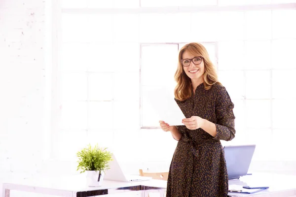 Знімок Привабливої Усміхненої Бізнес Леді Середнього Віку Сукні Стоячи Офісним — стокове фото