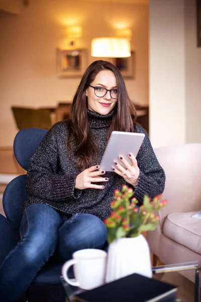 Hög Vinkel Skott Leende Ung Kvinna Avkopplande Fåtöljen Hemma När — Stockfoto