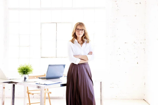 Retrato Atractiva Mujer Negocios Mediana Edad Mirando Cámara Sonriendo Mientras — Foto de Stock