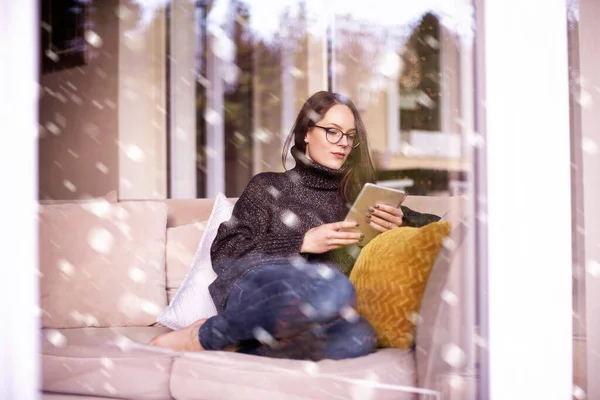 Skott Kvinna Bakom Fönstret Surfa Nätet Digital Tablett Samtidigt Koppla — Stockfoto