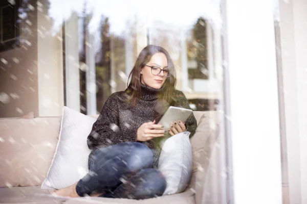 Skott Kvinna Bakom Fönstret Surfa Nätet Digital Tablett Samtidigt Koppla — Stockfoto