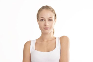 Kameraya bakarak ve izole beyaz arka plan, dururken gülümseyen güzel yüzü olan genç kadın portre vurdu.