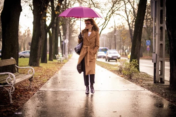 Полнометражный Снимок Зрелой Женщины Зонтиком Время Прогулки Улице Дождливый День — стоковое фото