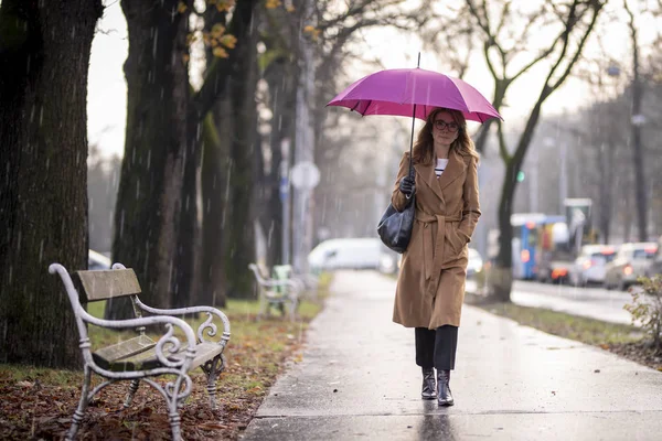 Полнометражный Снимок Зрелой Женщины Зонтиком Время Прогулки Улице Дождливый День — стоковое фото