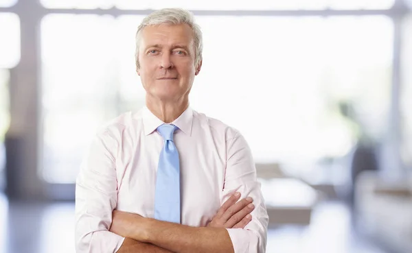 Retrato Close Empresário Sênior Com Braços Cruzados Escritório Enquanto Olha — Fotografia de Stock