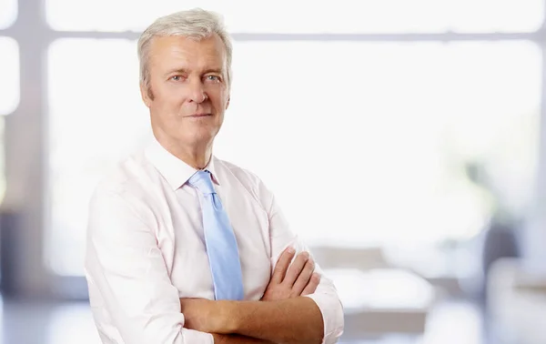 Portrait Senior Sales Manager Standing Arms Crossed Offce — Stock Photo, Image