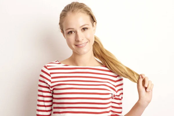 Studio Portrait Pretty Young Woman Lookig Camera Smiling While Standing — Stock Photo, Image