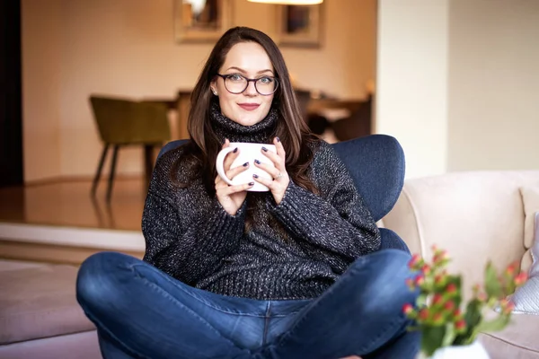 Retrato Jovem Atraente Bebendo Seu Chá Enquanto Relaxa Poltrona Casa — Fotografia de Stock