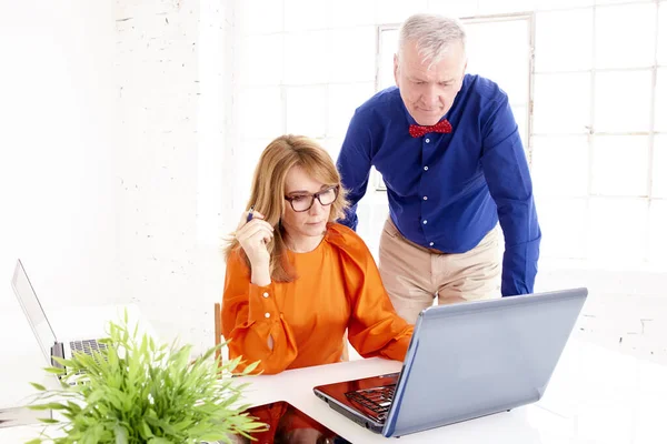 Gruppo Uomini Affari Che Lavorano Insieme Ufficio Donna Affari Mezza — Foto Stock