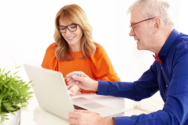 Een Groep Zakenmensen Die Samenwerken Kantoor Middelbare Zakenvrouw Senior Zakenman — Stockfoto