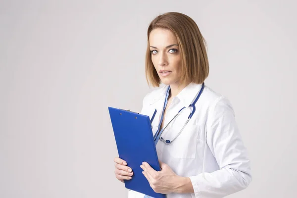 Retrato Una Doctora Mediana Edad Con Uniforme Médico Sujetando Portapapeles —  Fotos de Stock