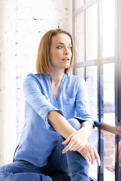 Portait Shot Beautiful Middle Aged Woman Looking Thoughtfully While Sitting — Stock Photo, Image