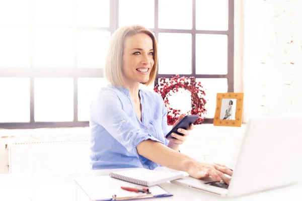 Shot Van Gelukkig Volwassen Zakenvrouw Sms Tijdens Het Werken Laptop — Stockfoto