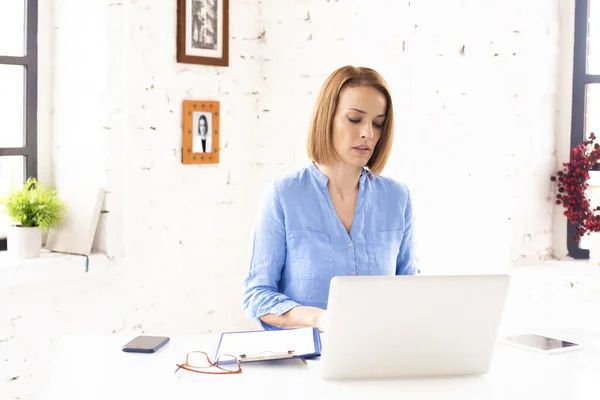 Colpo Donna Affari Matura Fiduciosa Che Lavora Sul Computer Portatile — Foto Stock