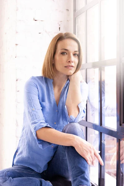 Retrato Una Atractiva Mujer Mediana Edad Usando Camisa Jeans Mientras —  Fotos de Stock