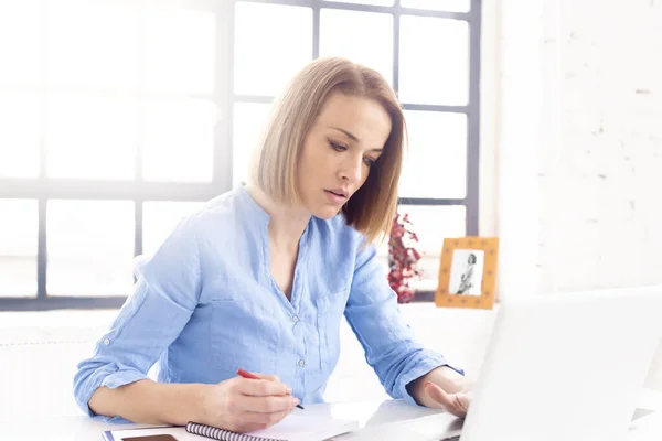 Tiro Atractiva Mujer Negocios Madura Haciendo Poco Papeleo Mientras Sienta — Foto de Stock