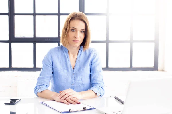 Tiro Atractiva Mujer Negocios Madura Haciendo Poco Papeleo Mientras Sienta — Foto de Stock