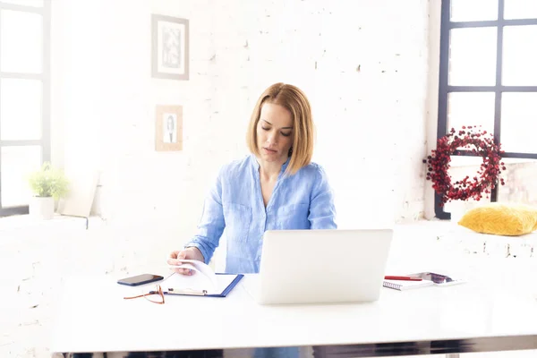 Tiro Atractiva Mujer Negocios Madura Haciendo Poco Papeleo Mientras Sienta — Foto de Stock