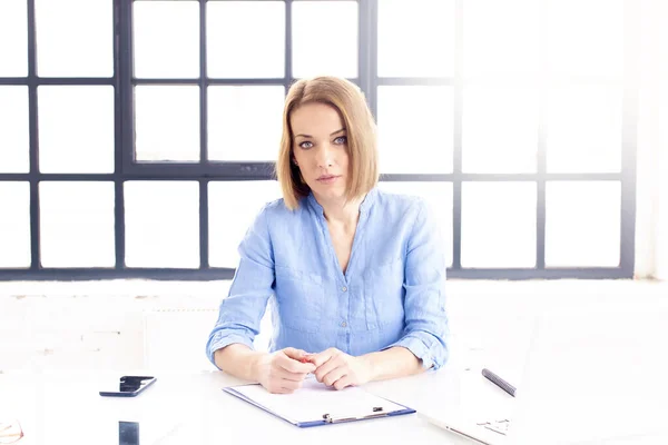 Aufnahme Einer Attraktiven Reifen Geschäftsfrau Die Schreibtisch Hinter Ihrem Notizbuch — Stockfoto