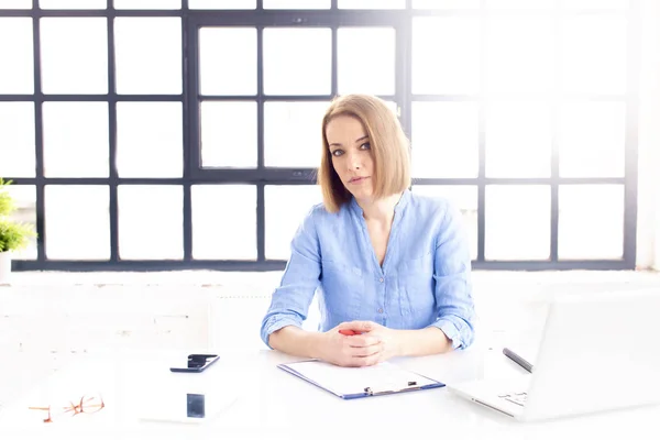 Tiro Atractiva Mujer Negocios Madura Haciendo Poco Papeleo Mientras Sienta — Foto de Stock