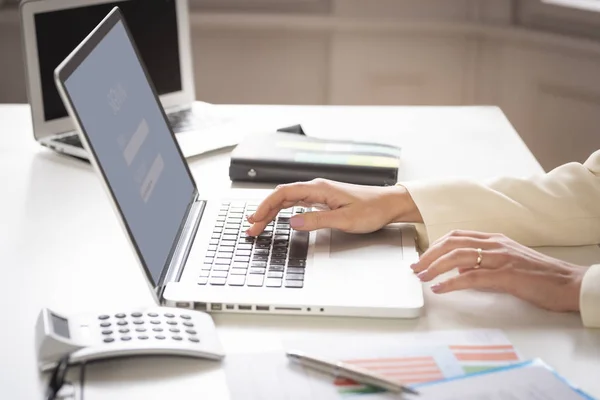 Närbild Finansiella Affärskvinnans Hand När Hon Arbetar Sin Bärbara Dator — Stockfoto