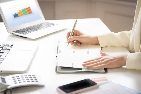 Primer Plano Una Mujer Negocios Usando Portátil Escribiendo Notas Escritorio —  Fotos de Stock