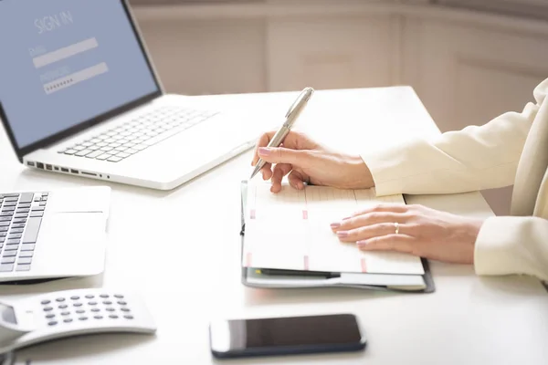 Primer Plano Una Mujer Negocios Usando Portátil Escribiendo Notas Escritorio —  Fotos de Stock