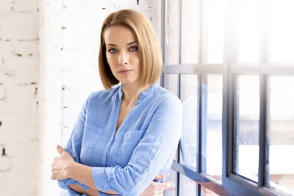 Close Portrait Shot Attractive Middle Aged Woman Wearing Shirt Jeans — Stock Photo, Image