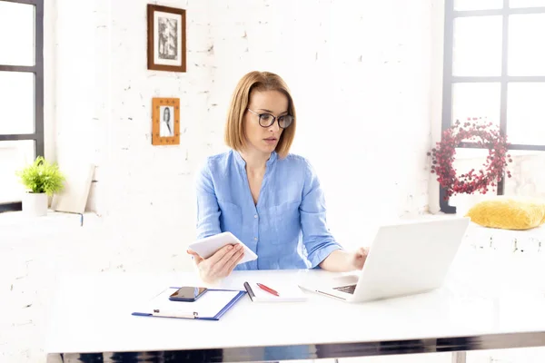 Zdjęcie Atrakcyjnej Bizneswoman Pomocą Tabletu Cyfrowego Laptopa Podczas Siedzenia Biurze — Zdjęcie stockowe