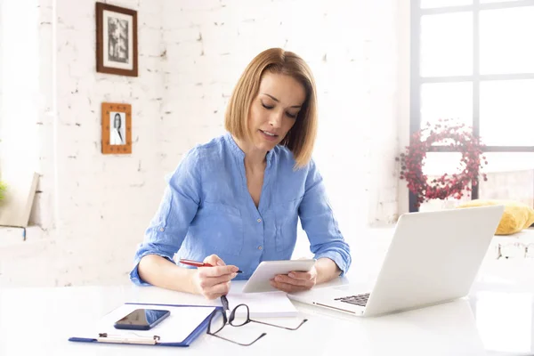 Zdjęcie Atrakcyjnej Bizneswoman Korzystającej Tabletu Cyfrowego Siedząc Laptopem Biurze Pracując — Zdjęcie stockowe