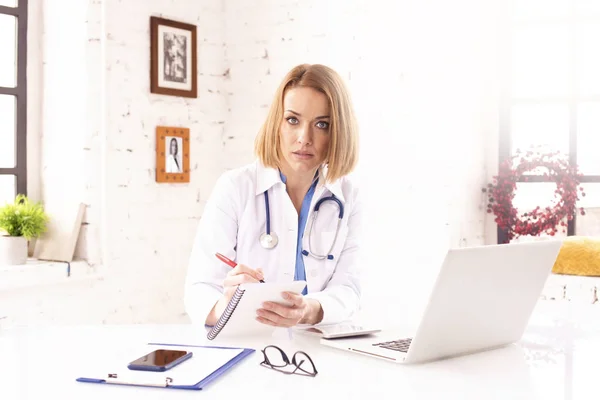 Fotografía Una Doctora Mediana Edad Sentada Detrás Portátil Trabajando —  Fotos de Stock