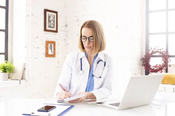 Shot Middle Aged Female Doctor Doing Some Paperwork While Sitting — Stock Photo, Image
