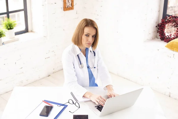 Alto Ángulo Tiro Pensamiento Médico Femenino Sentado Detrás Computadora Portátil — Foto de Stock