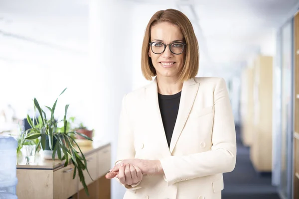 Aufnahme Einer Geschäftsfrau Mittleren Alters Mit Blazer Und Brille Büro — Stockfoto