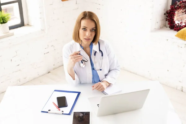 Plan Grand Angle Une Femme Médecin Âge Moyen Assise Derrière — Photo