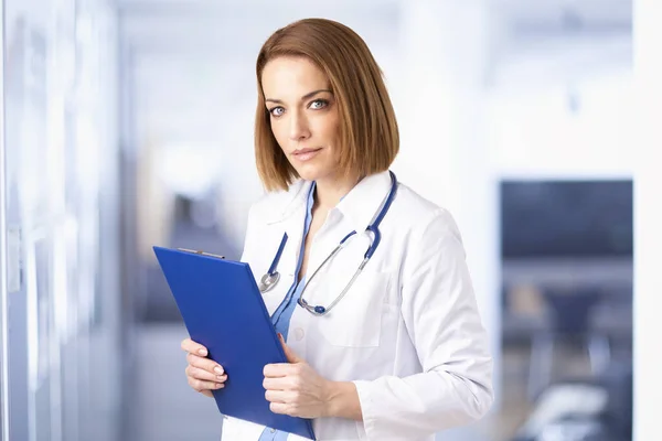 Tiro Médico Meia Idade Segurando Prancheta — Fotografia de Stock