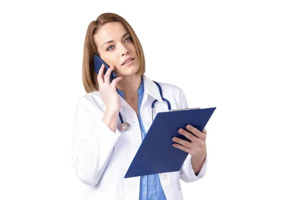 中年妇女医生站在孤立的白色背景下 用智能手机打电话的肖像照片 — 图库照片